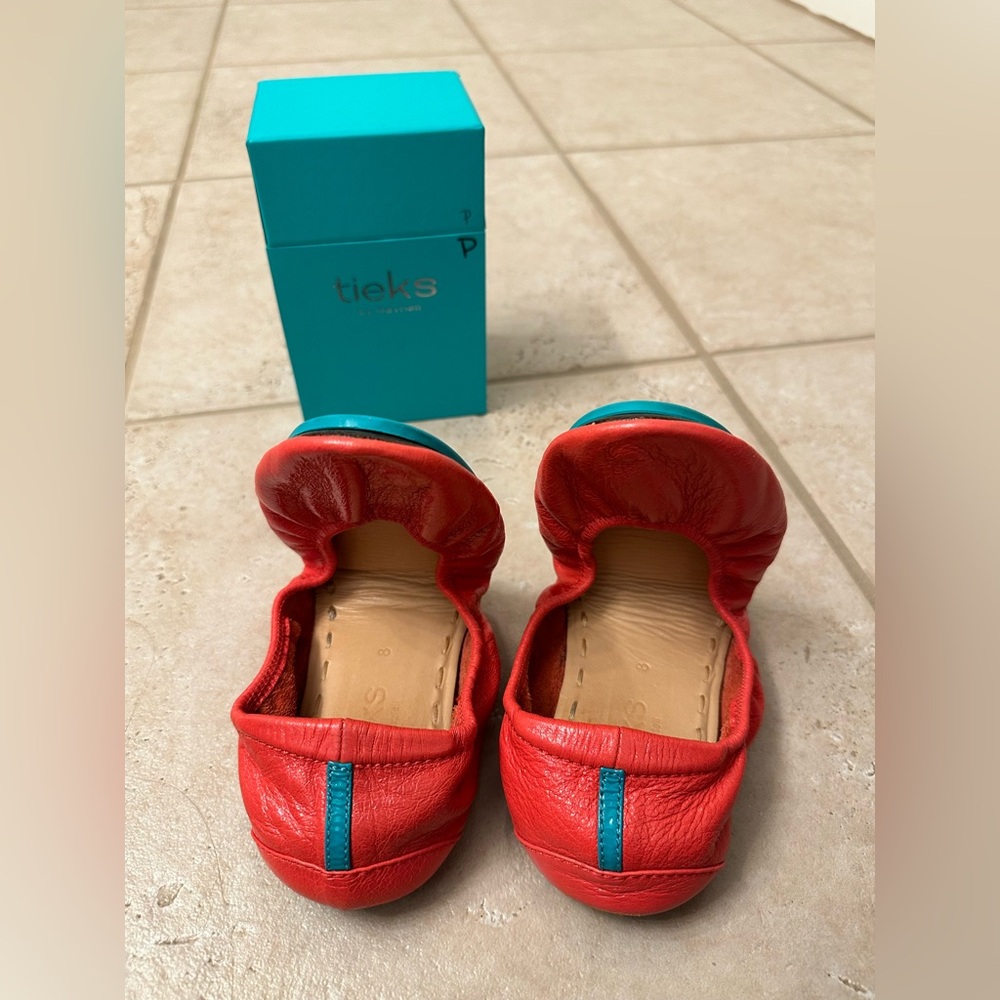 VGUC Poppy Tieks in size 8